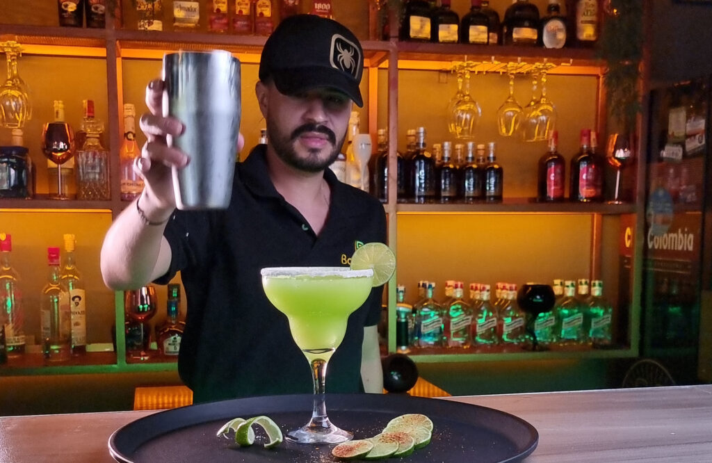 El tequila: bebida de moda en Medellín que está revolucionando la vida nocturna